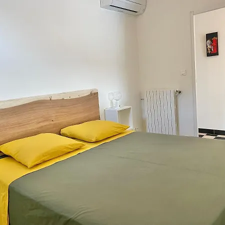 Avec Vue Sur Le Port *