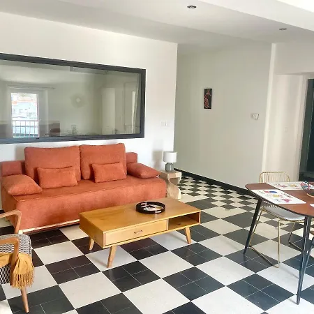 Avec Vue Sur Le Port *